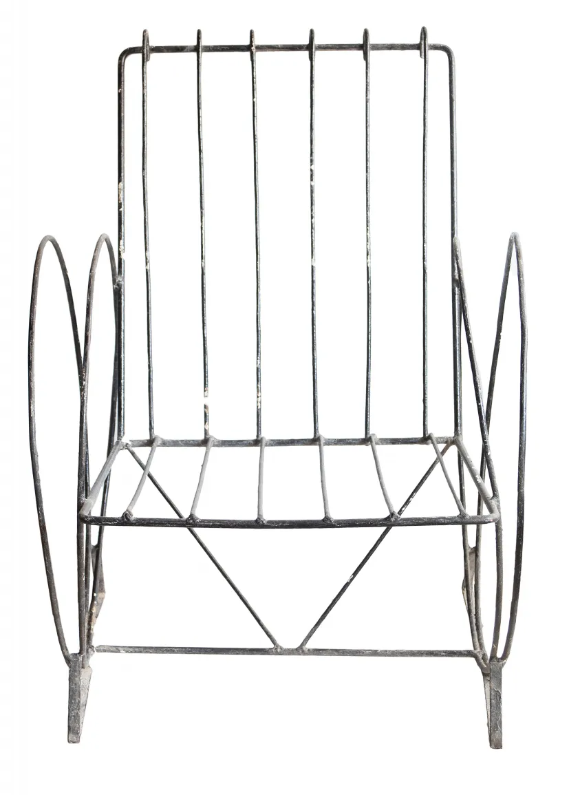 Fauteuils de jardin anciens avec structure élancée dans un cadre clair.