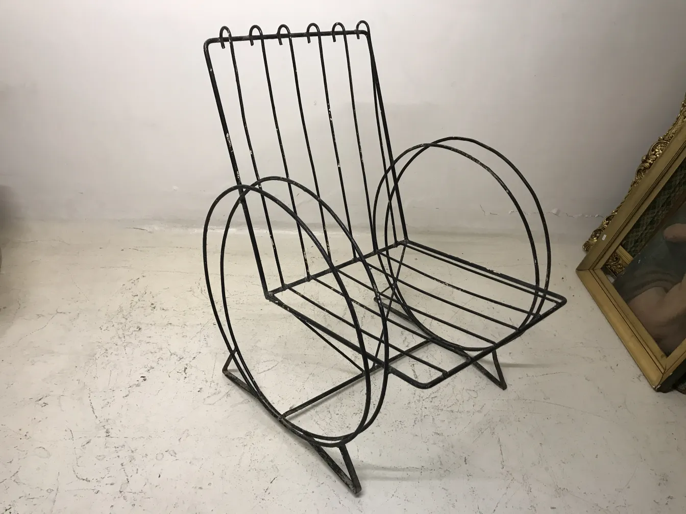 poltrone da giardino antiche con design tubolare e sfondo chiaro