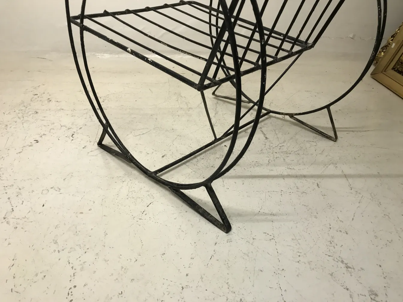 Deux fauteuils de jardin anciens dans un cadre neutre