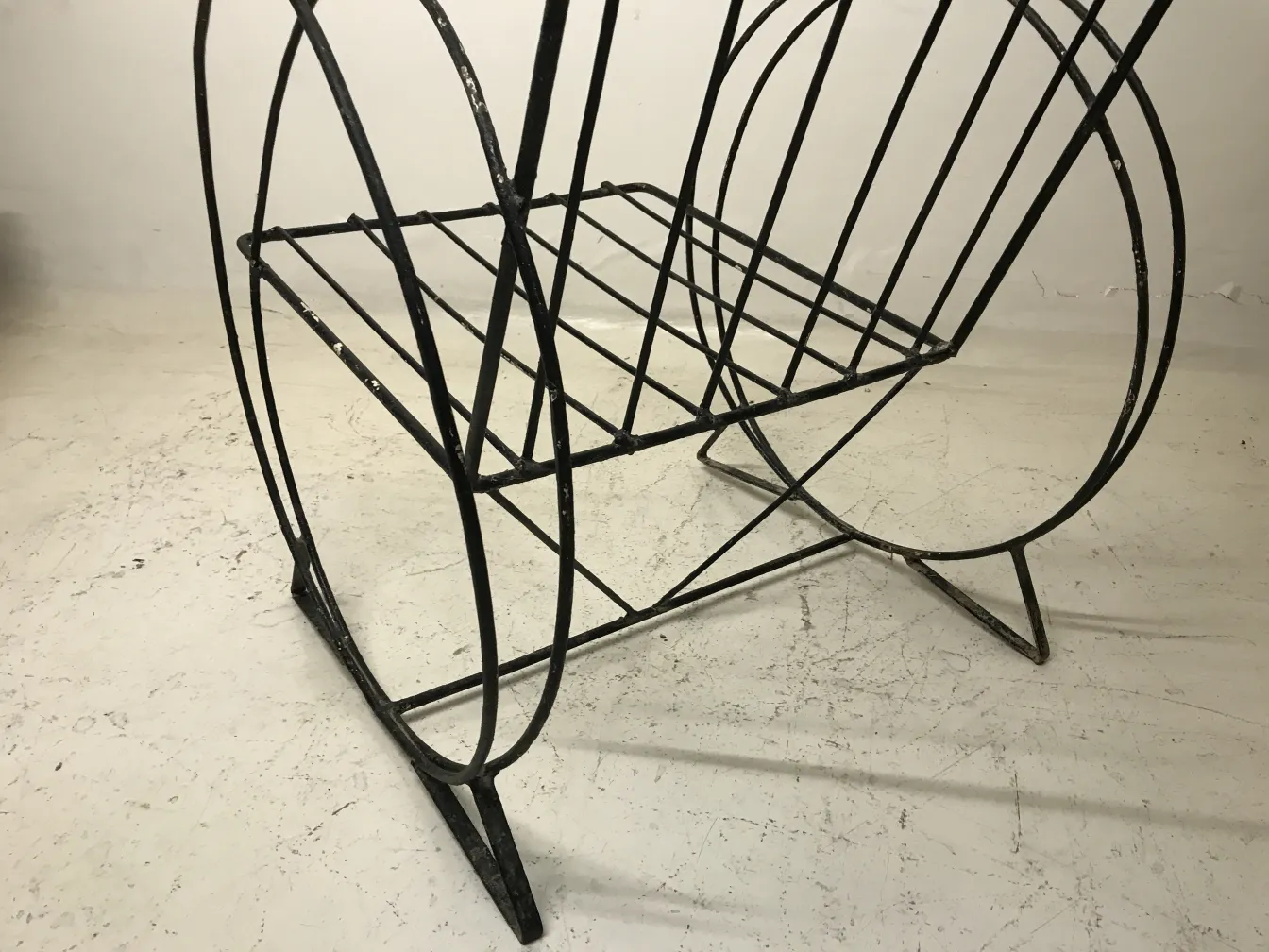 Fauteuils de jardin antiques avec design décoratif dans un cadre neutre. Parfait pour l'extérieur.
