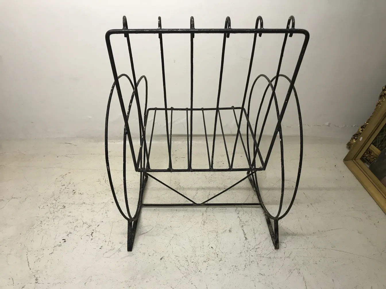 Dos sillones de jardín antiguos con un diseño clásico en un ambiente acogedor.