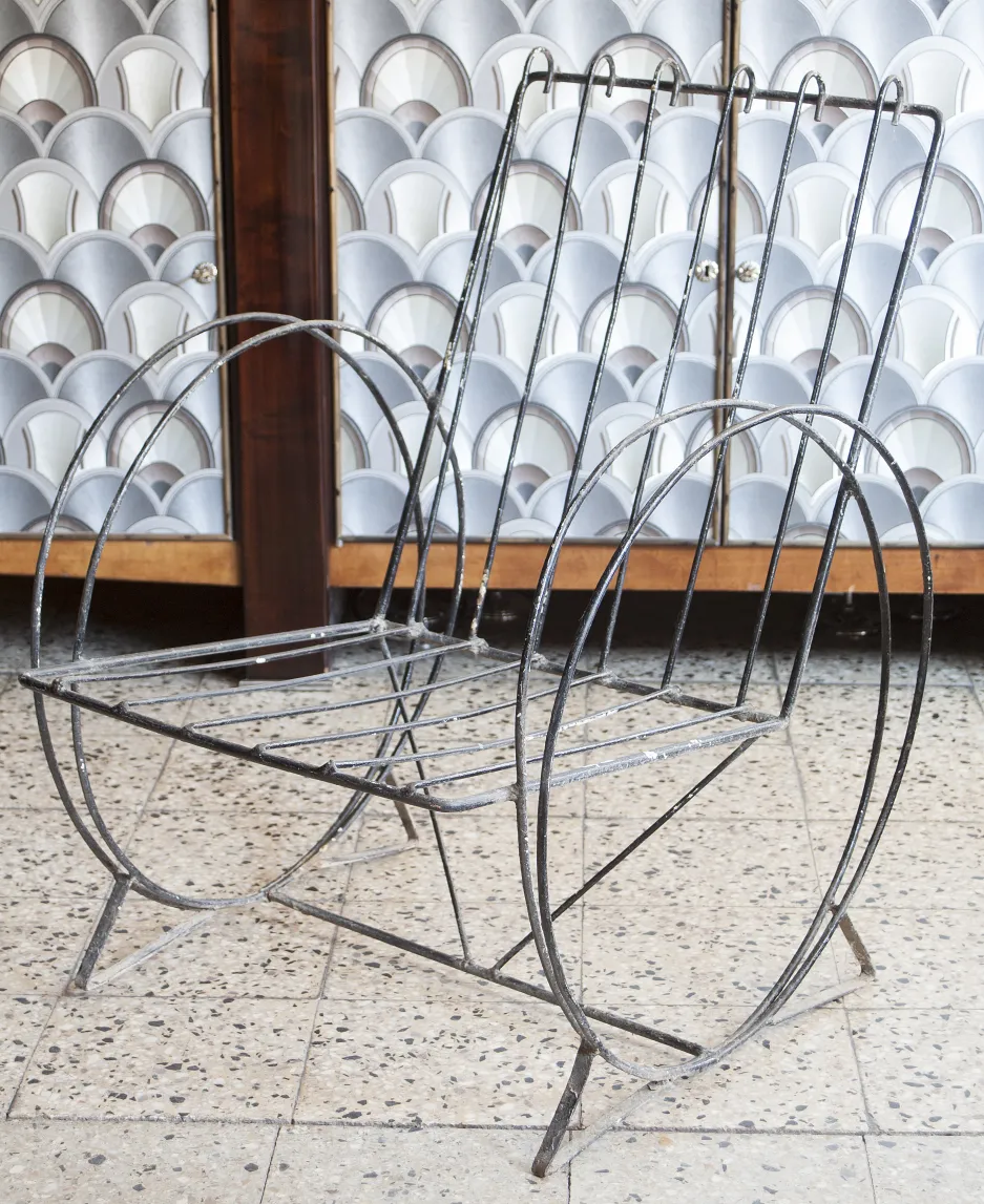 Deux fauteuils de jardin anciens au design élégant, fond neutre.