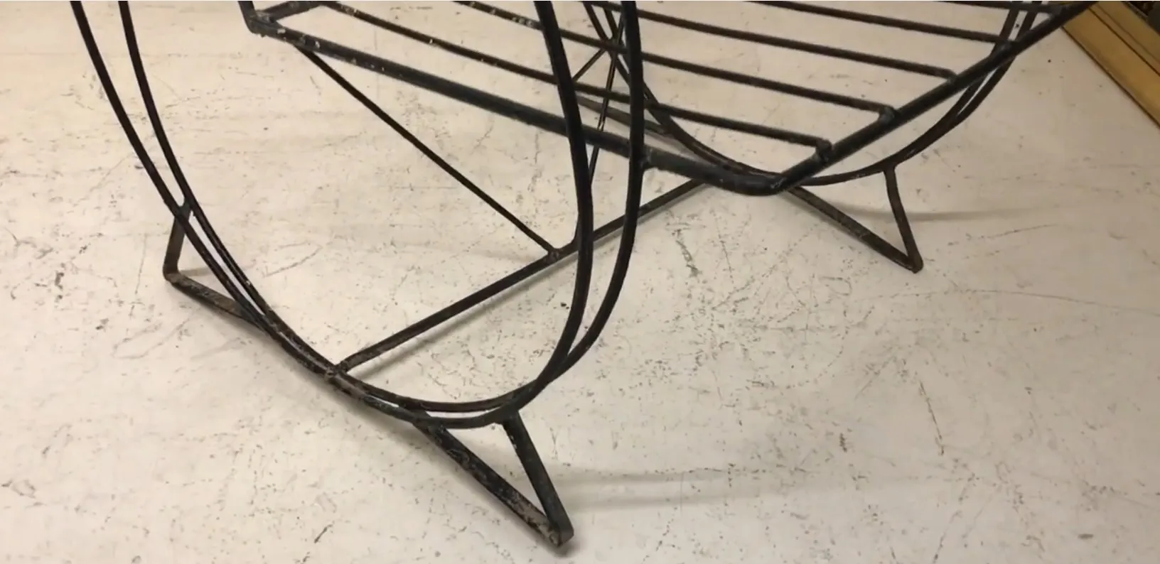 Conjunto de duas poltronas de jardim antigas em um ambiente elegante