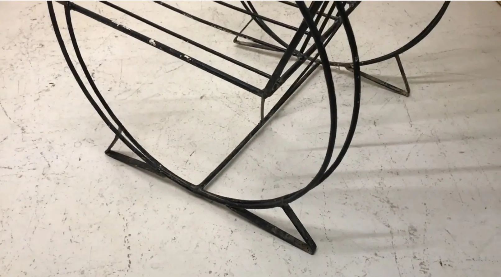 Vista lateral de 2 sillones de jardín antiguos en un ambiente cálido