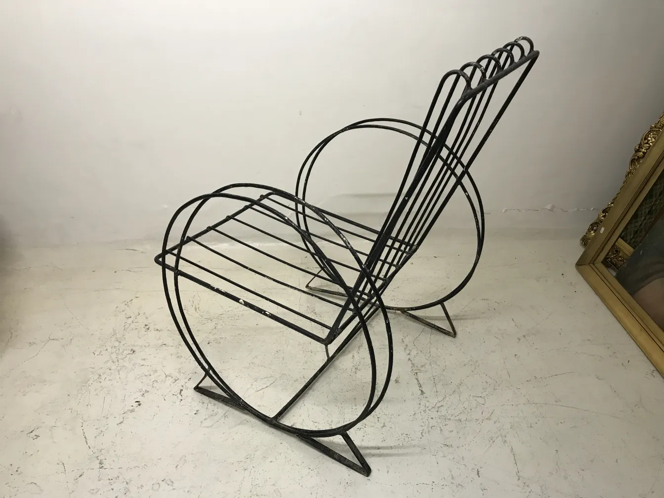 Poltronas de jardim antigas com design exclusivo em ambiente neutro.