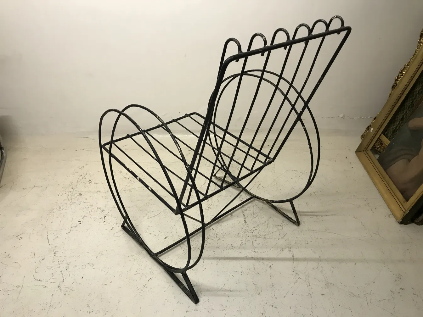 Zwei antike Garten-Sessel mit einzigartigem Design, in einer gemütlichen Umgebung.