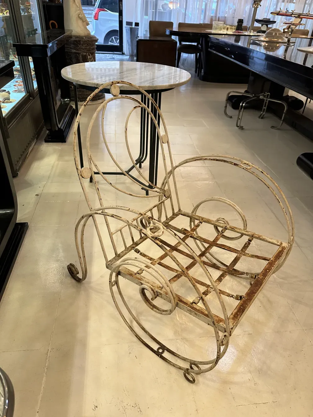 Tre poltrone da giardino antiche con design elegante