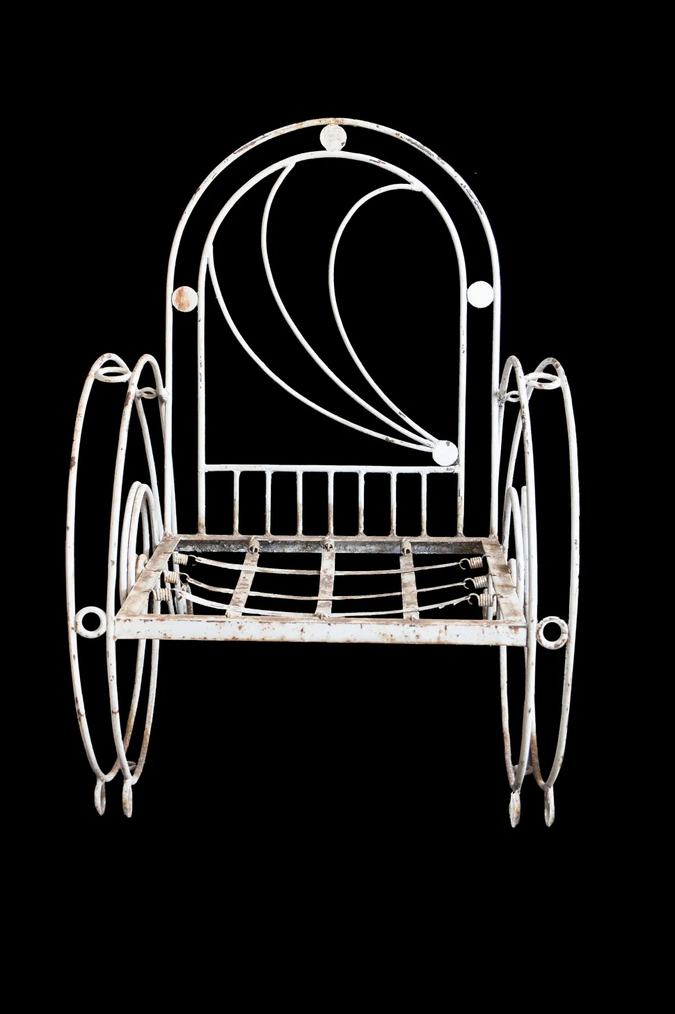 Tre poltrone da giardino antiche con design decorativo e struttura unica.