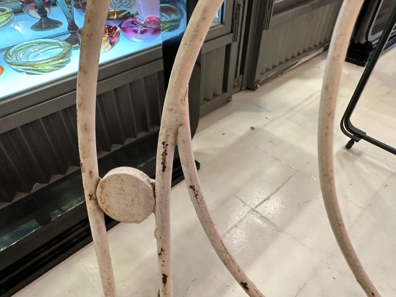 三把古董花园扶手椅处于舒适的环境中