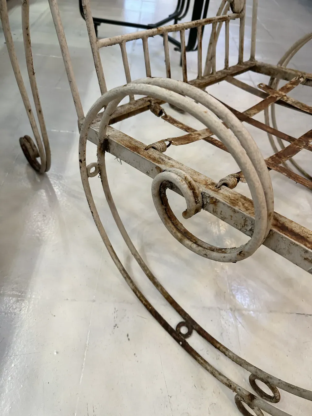 Tres sillones de jardín antiguos, con diseño curvado y estilo decorativo.