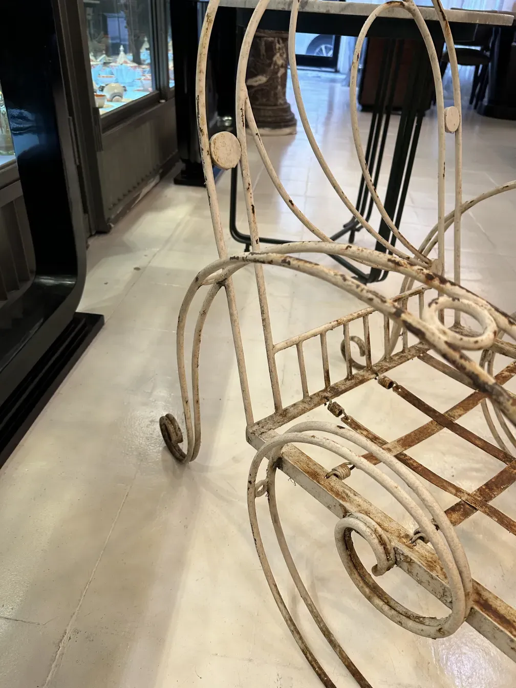 Trois fauteuils de jardin anciens avec design raffiné dans le cadre