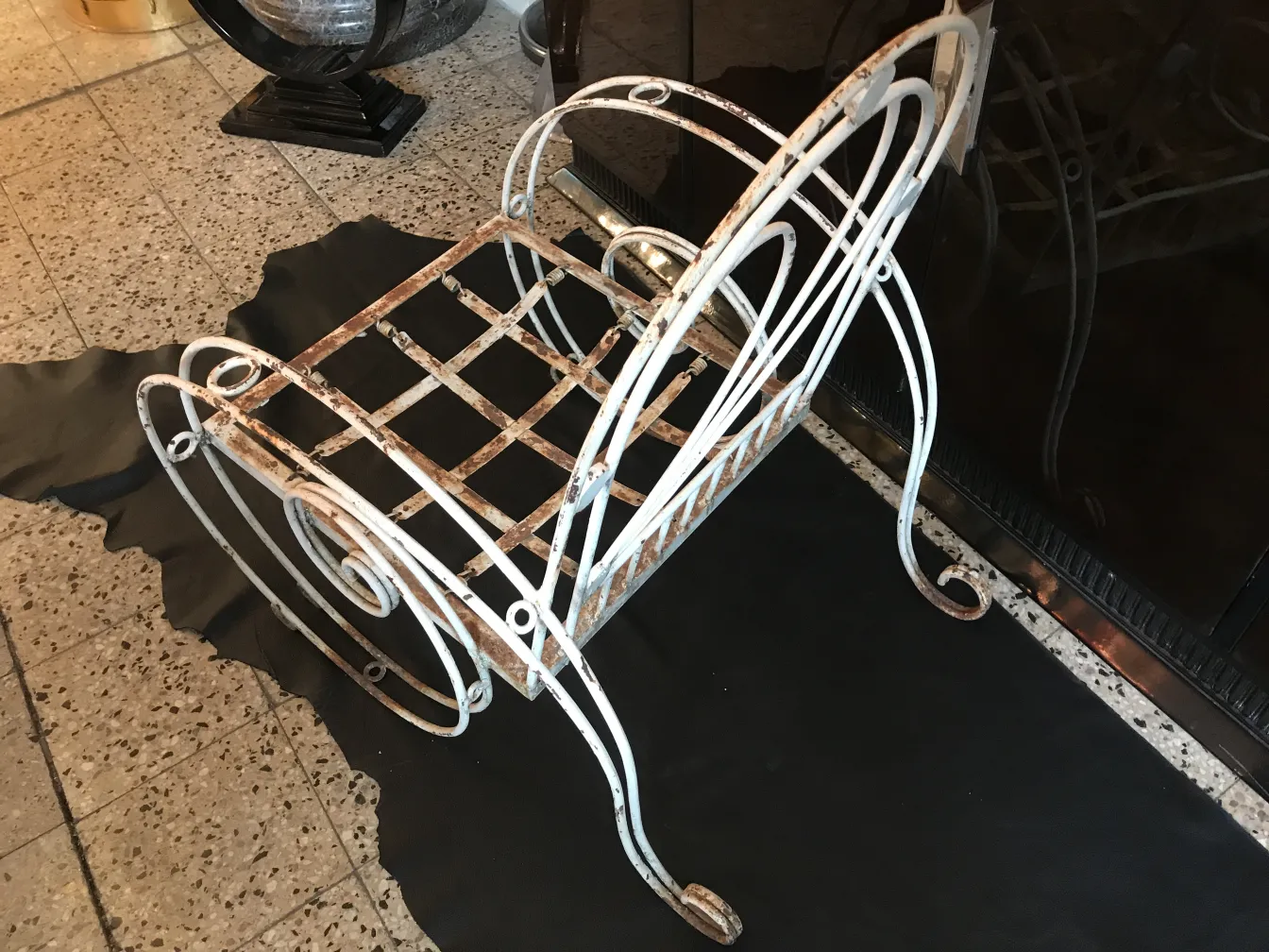 trois fauteuils de jardin anciens avec design courbé dans un cadre accueillant