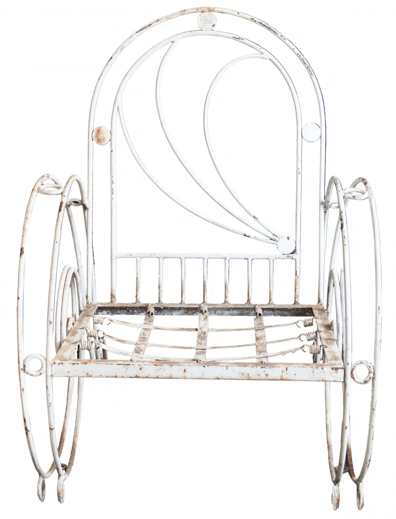 3 fauteuils de jardin anciens avec un design élégant et un travail en treillis, placés en extérieur.