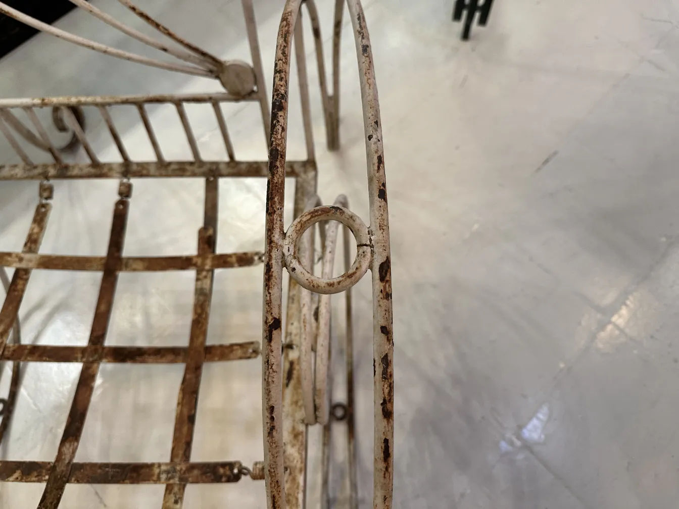 Tres sillones de jardín antiguos, delicados y con un diseño elaborativo, parte de un ambiente vintage.