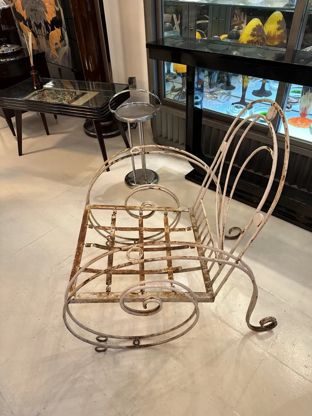 Trois fauteuils de jardin anciens avec un design courbé dans un cadre moderne, ajoutant une touche décorative