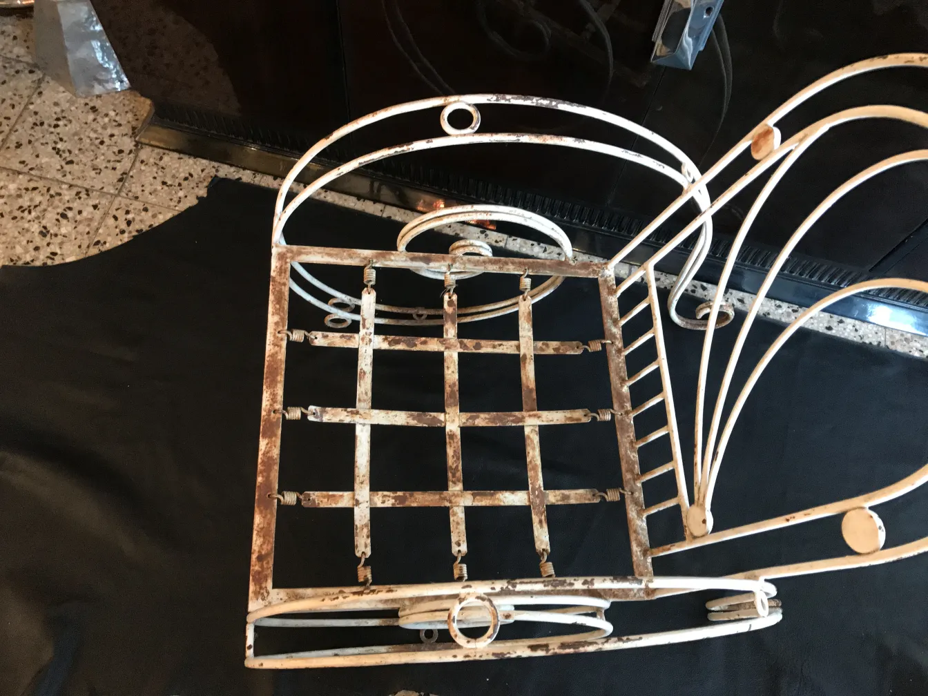 Trois fauteuils de jardin anciens avec un design classique et des détails délicats, dans un environnement décontracté