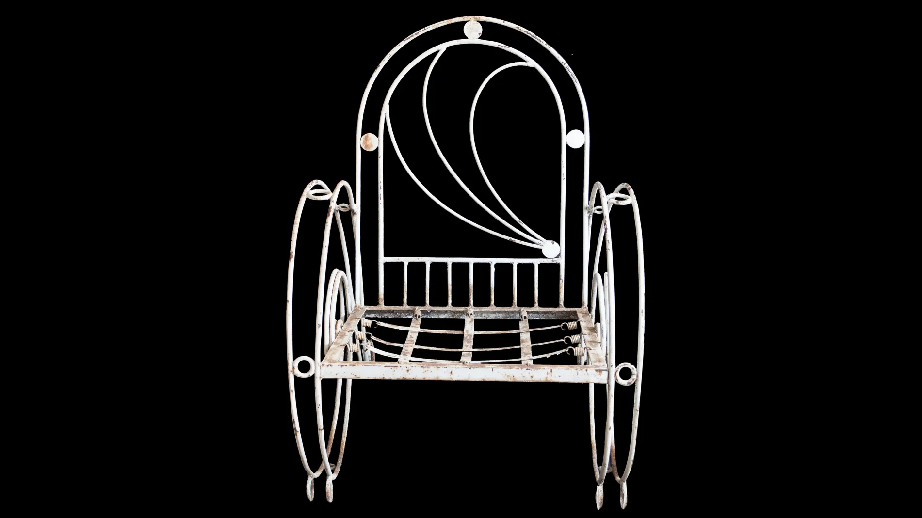 Tre poltrone da giardino antiche con design elegante su sfondo nero.