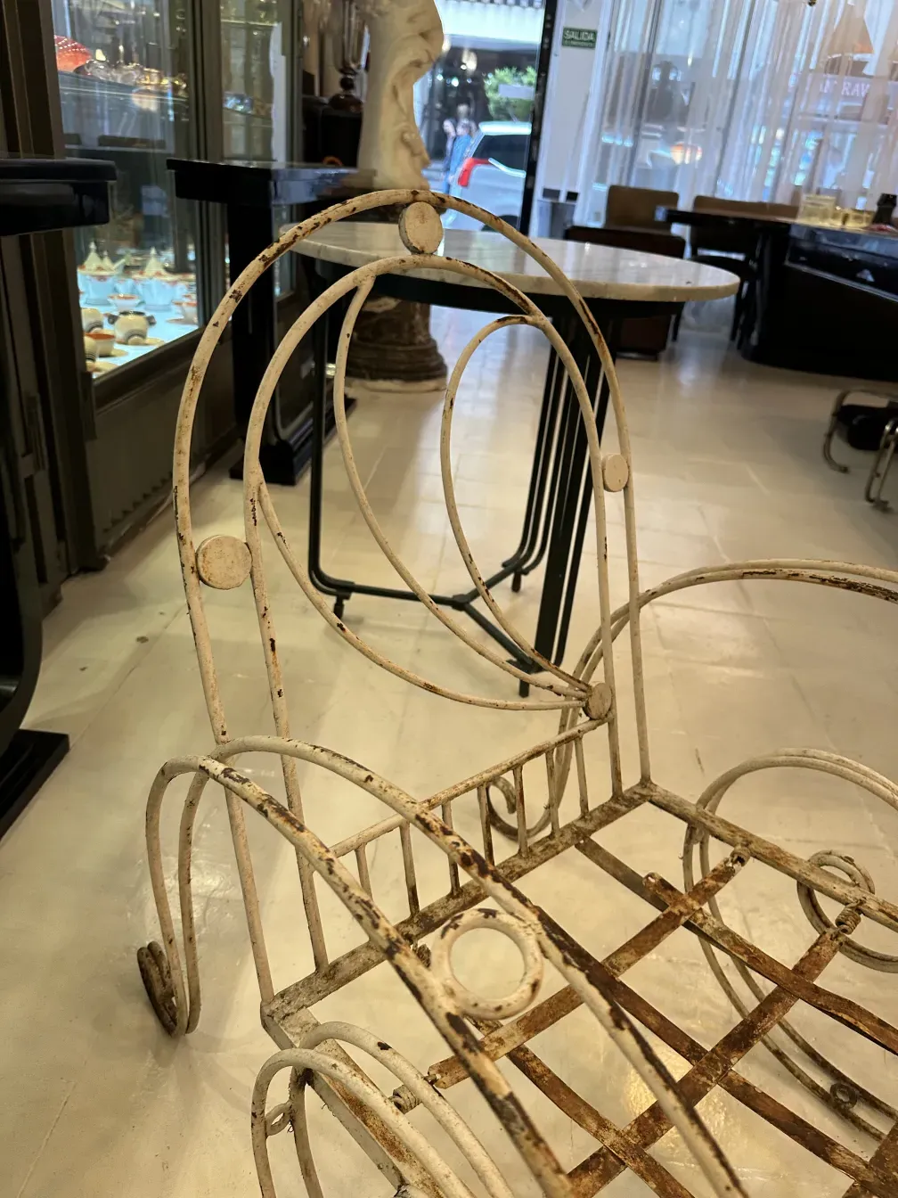 3 fauteuils de jardin anciens, avec des détails décoratifs dans un cadre élégant