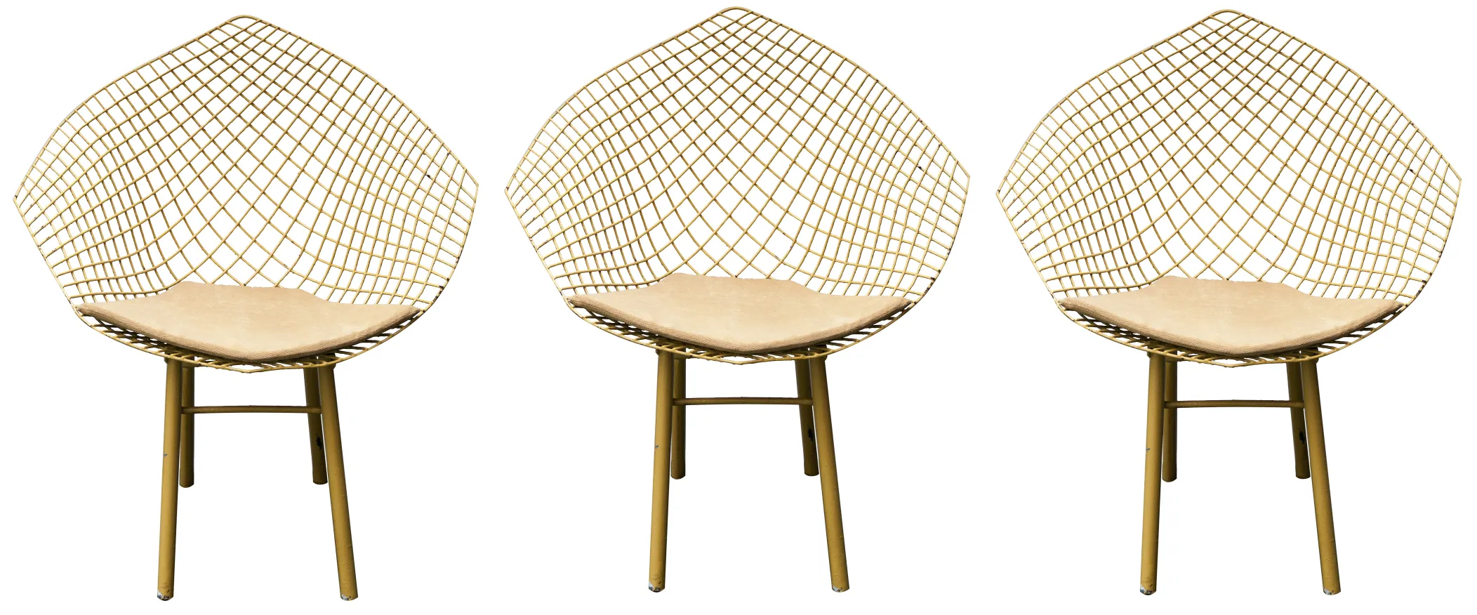 trois fauteuils de jardin au design vintage, dorés