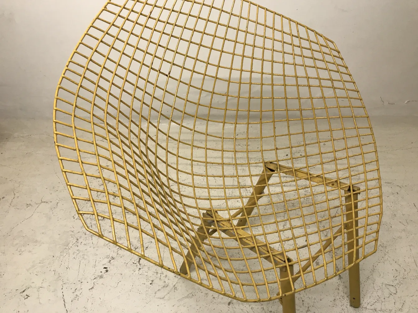 Três poltronas de jardim antigas com design único em ambiente neutro