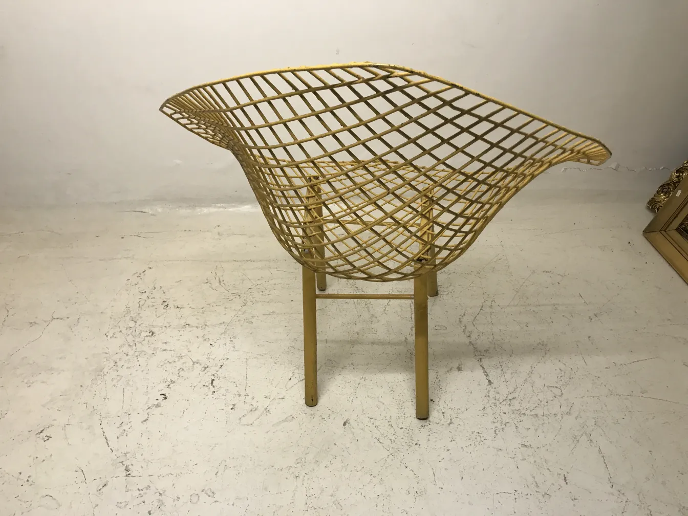 3 poltronas de jardim antigas com forma elegante em um ambiente claro