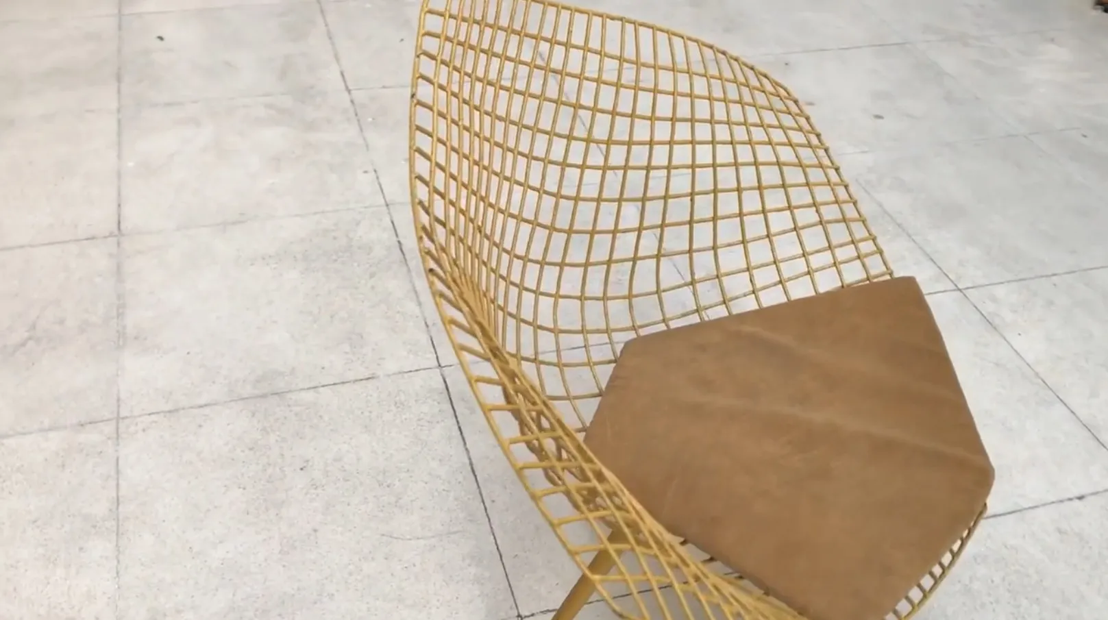 3 sillones de jardin antiguos en un ambiente exterior moderno