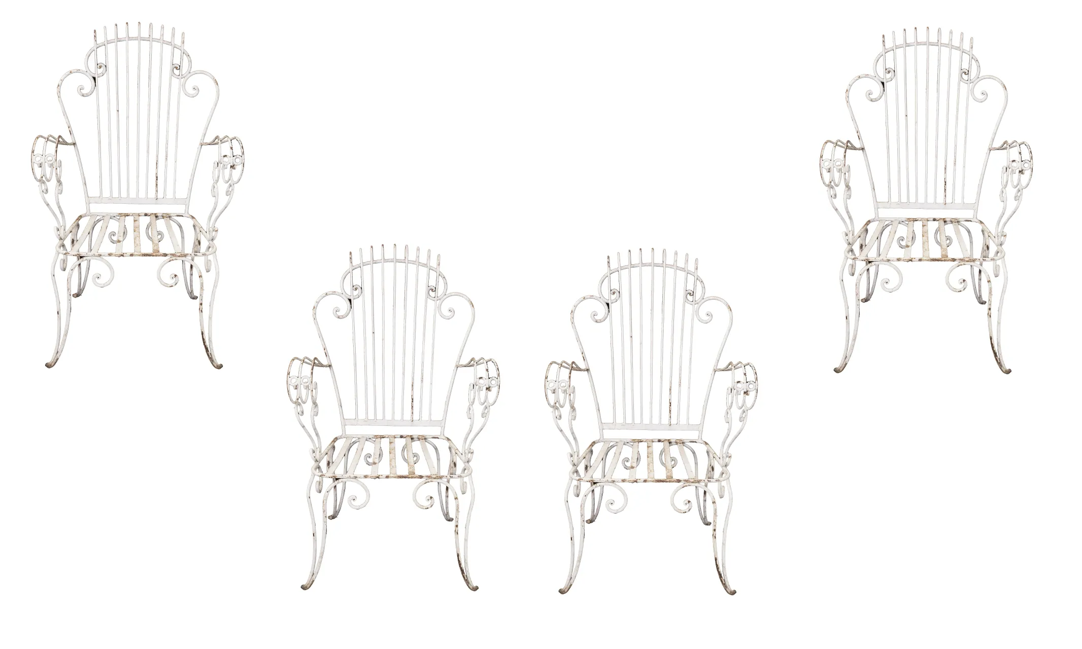 quatro poltronas de jardim antigas brancas com detalhes decorativos