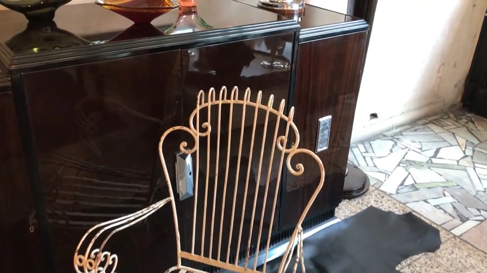 4 fauteuils de jardin anciens dans un cadre décoratif