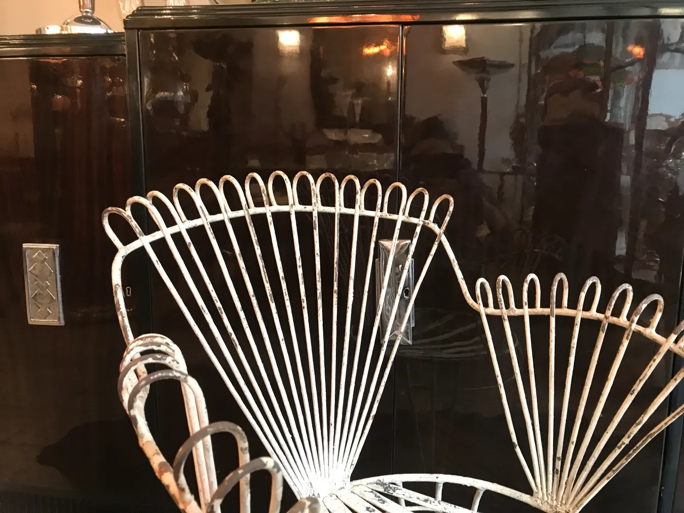 Cuatro antiguos sillones de jardín decorativos en un ambiente elegante.