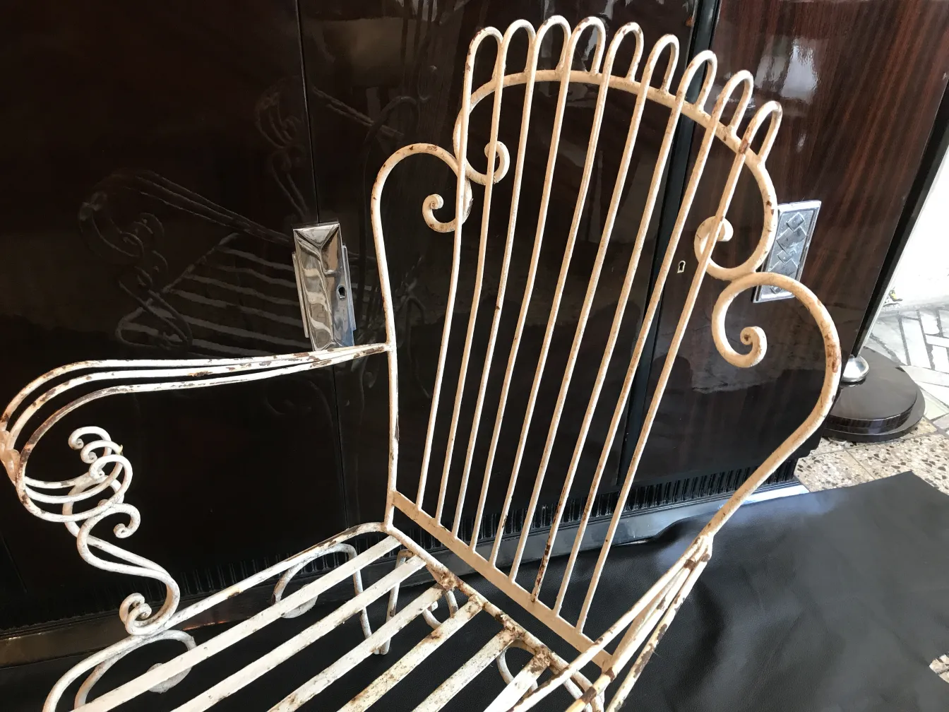 Vier antike Garten-Sessel mit elegantem Design, ideal für den Außenbereich.