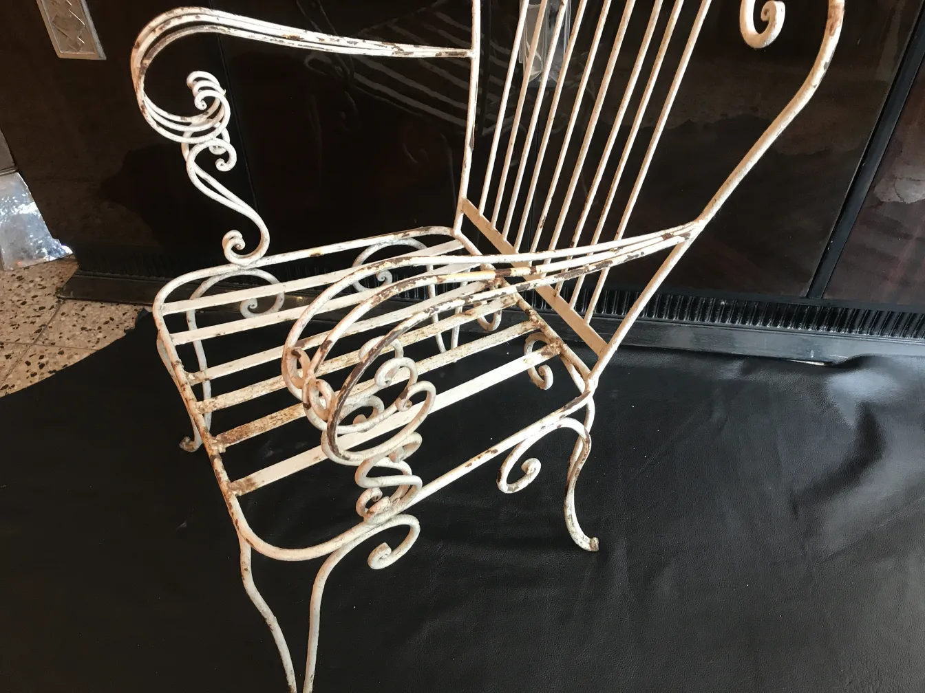 Fauteuils de jardin anciens avec ornements, dans un cadre décontracté