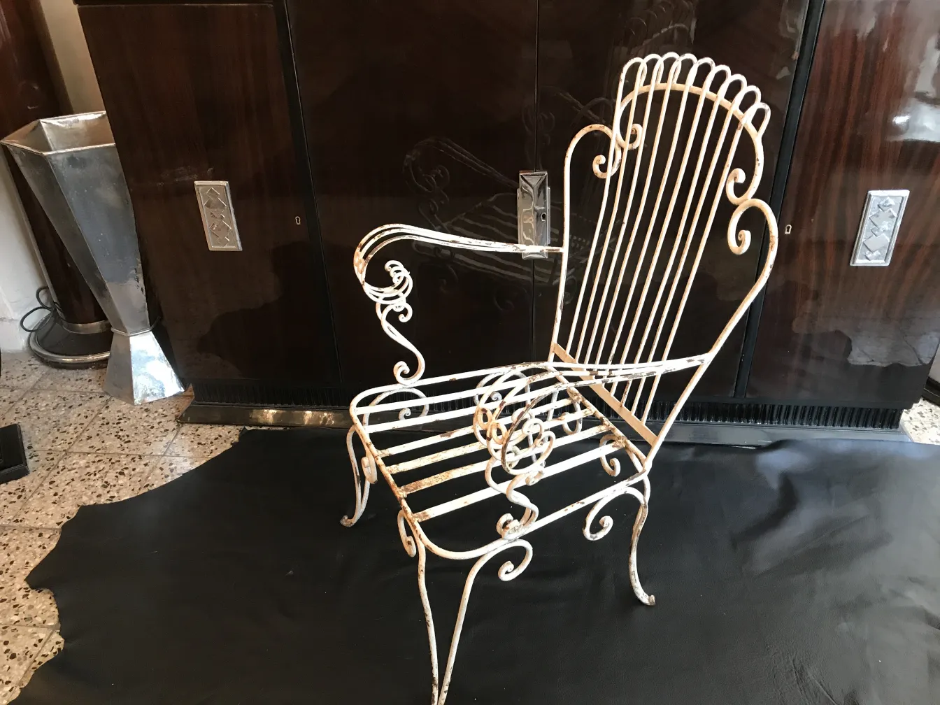 fauteuils de jardin anciens avec des détails courbes dans un cadre cosy