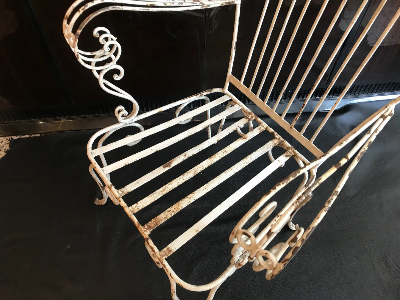 4 كراسي حديقة قديمة بتصميم أنيق، باللون الأبيض، مزينة بأعمال حديدية.