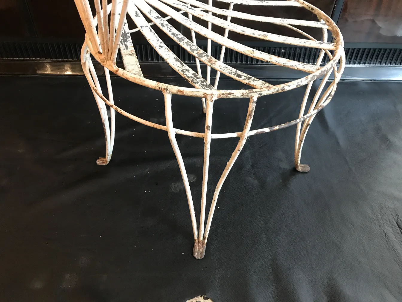 4 fauteuils de jardin anciens avec design distinctif et pieds stylés