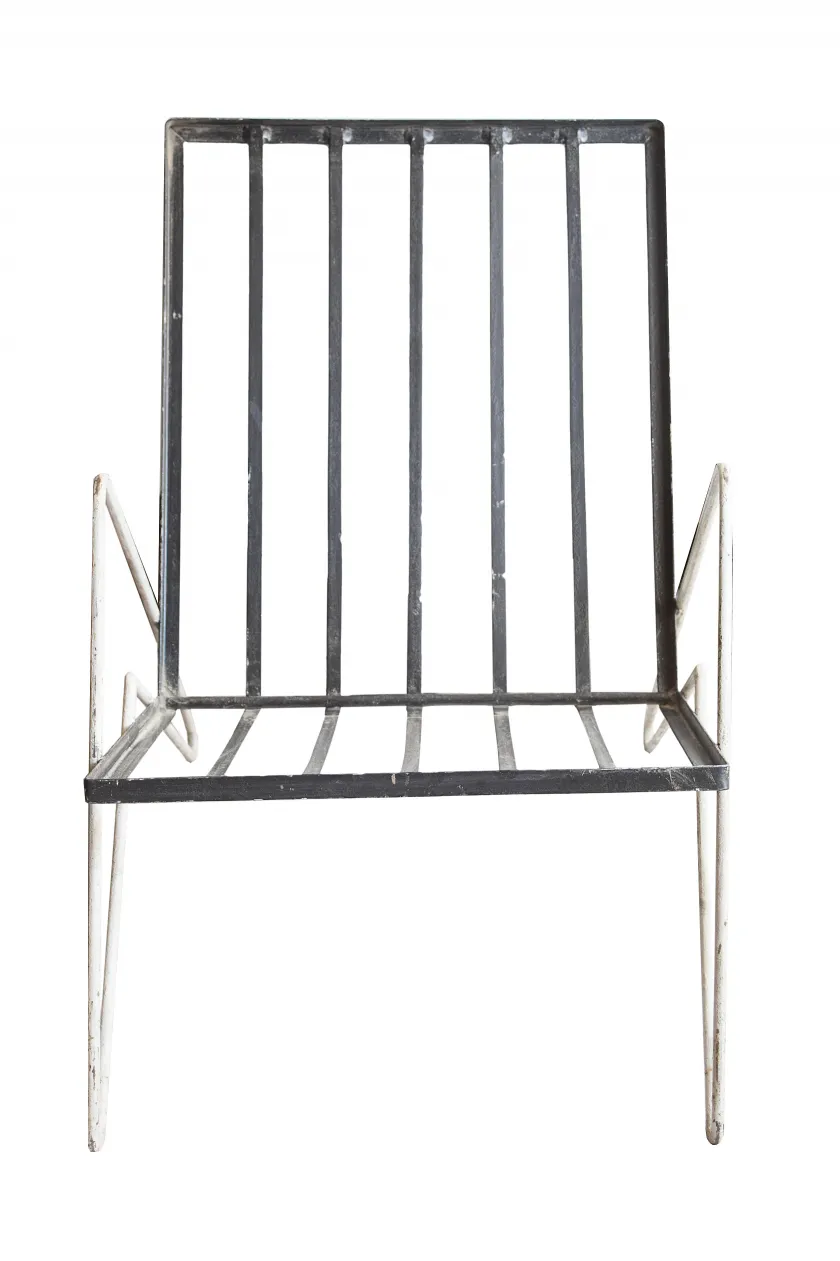 Quatre fauteuils de jardin anciens avec un design classique dans un cadre extérieur.