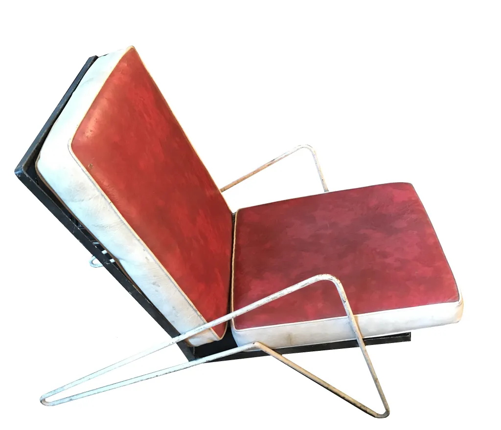 cuatro sillones de jardín antiguos con cojines rojos en un ambiente moderno