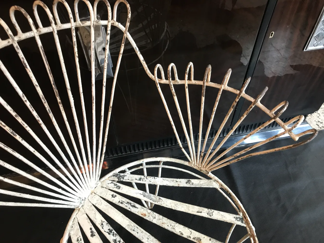 cuatro sillones de jardin antiguos con diseño único, decorativos y funcionales en ambiente acogedor