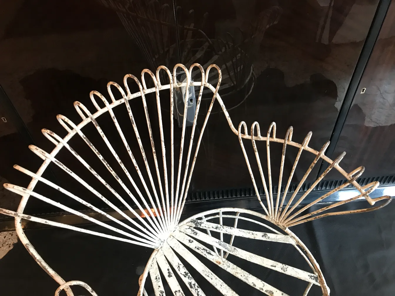 독특하고 우아한 디테일을 가진 고대 정원 안락의자 4개가 아늑한 환경에 있습니다