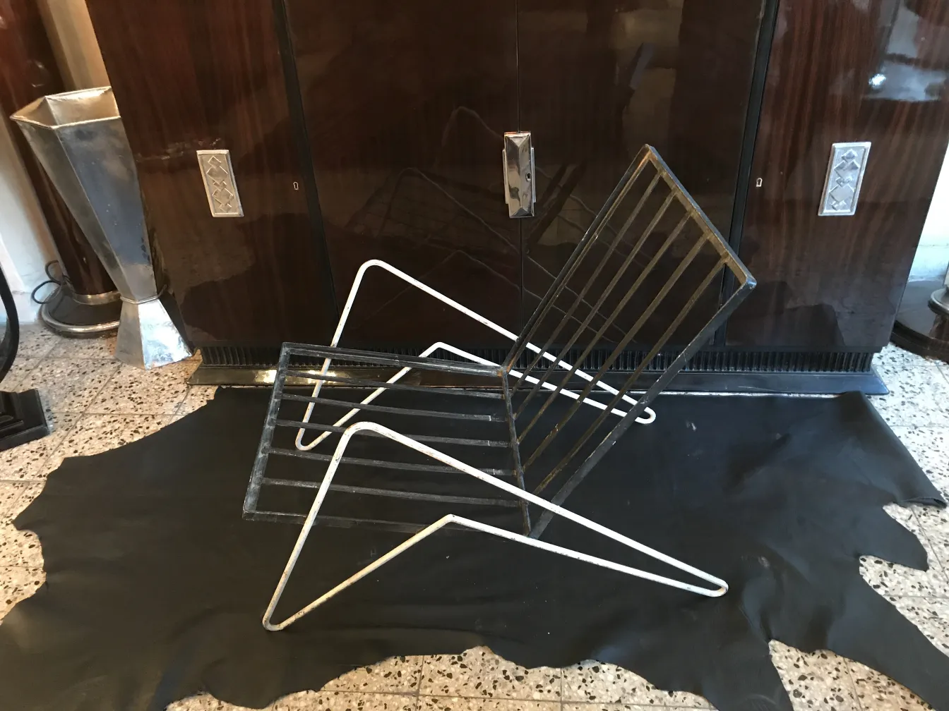 古いガーデンアームチェアがスタイリッシュな環境に