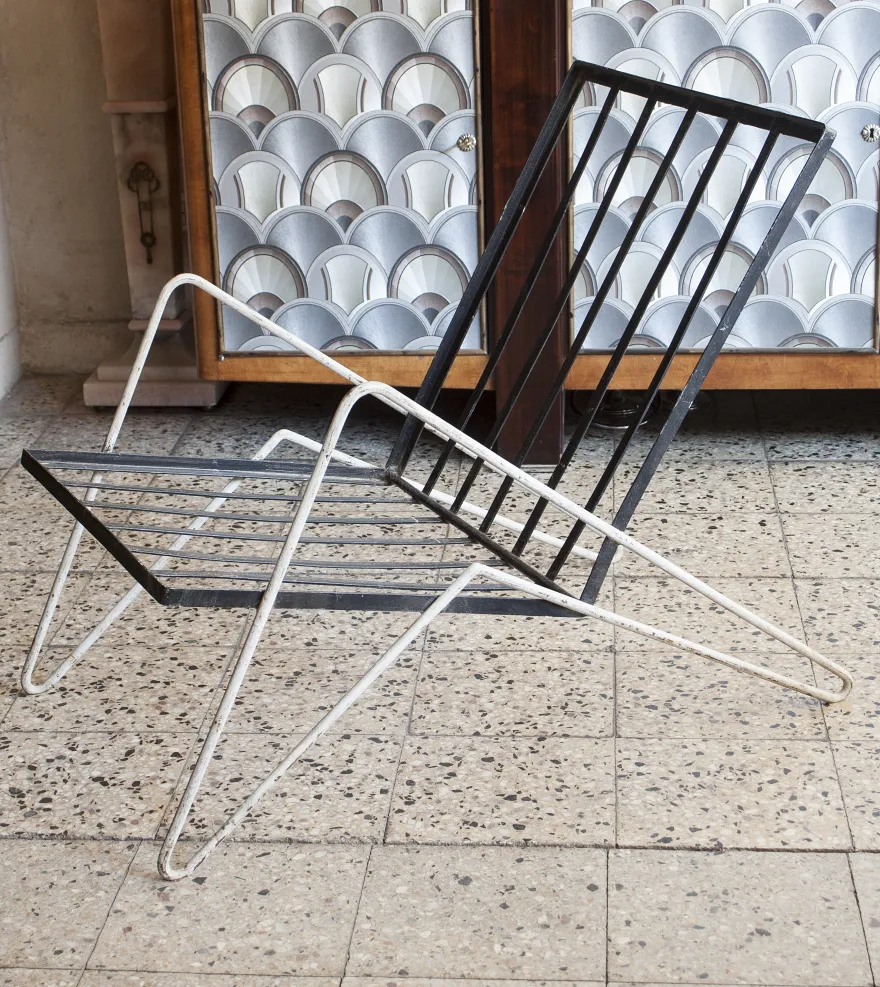 Antiguos sillones de jardín en un ambiente clásico, con un diseño simple y elegante.