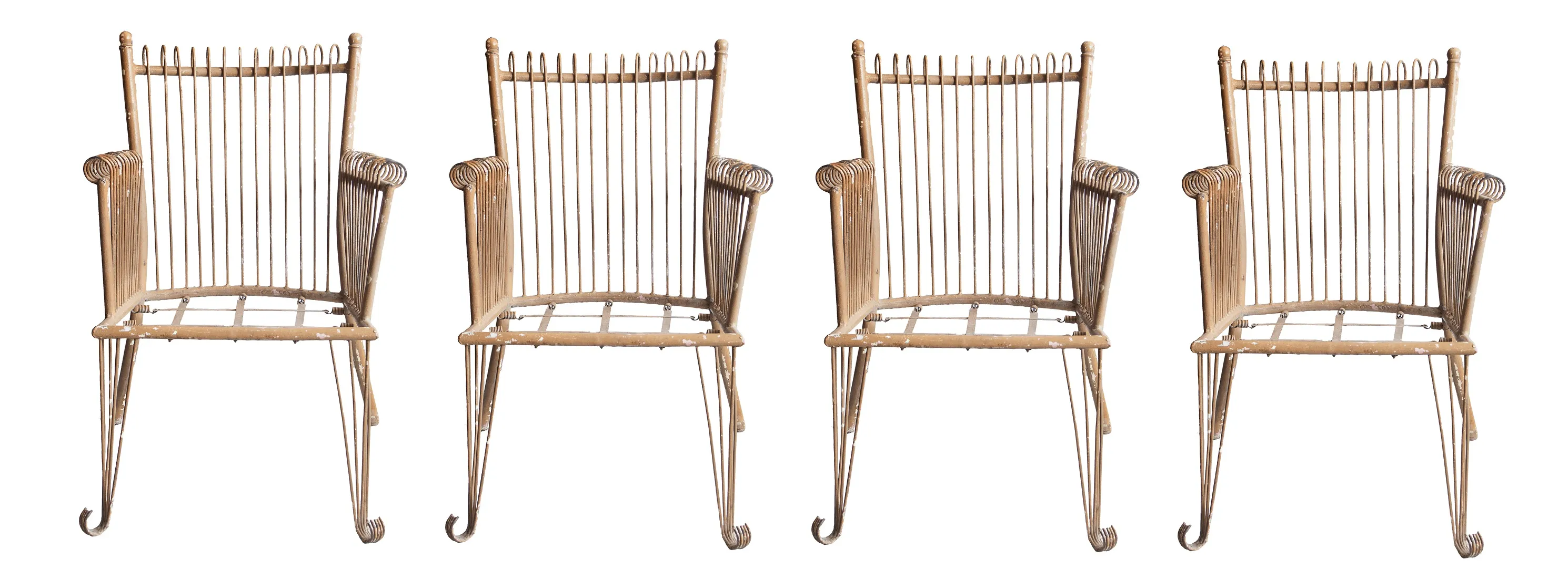 Quatre fauteuils de jardin anciens et élégants dans un cadre extérieur