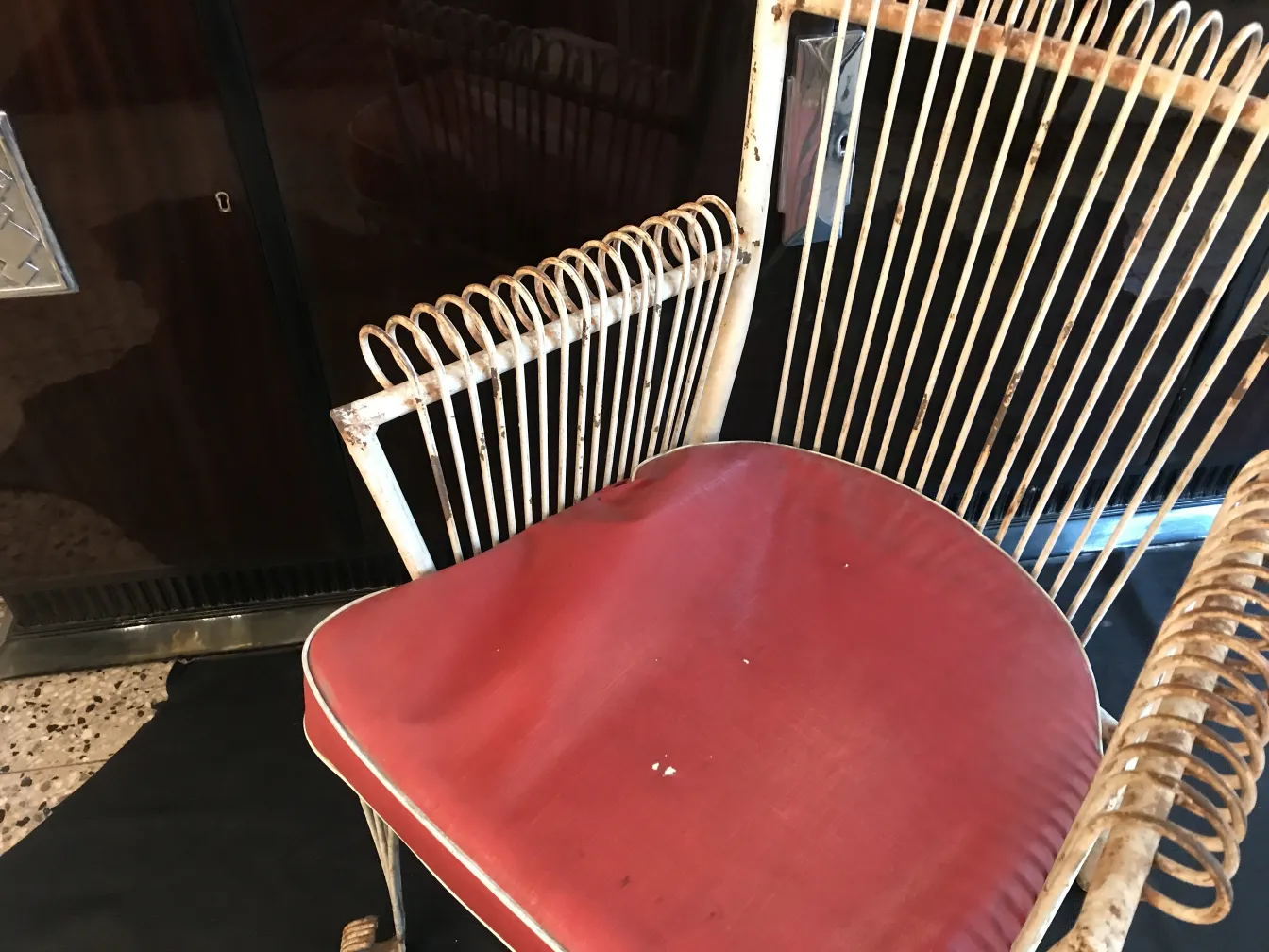 4 antike Garten-Sessel mit roten Sitzen, elegantes Design