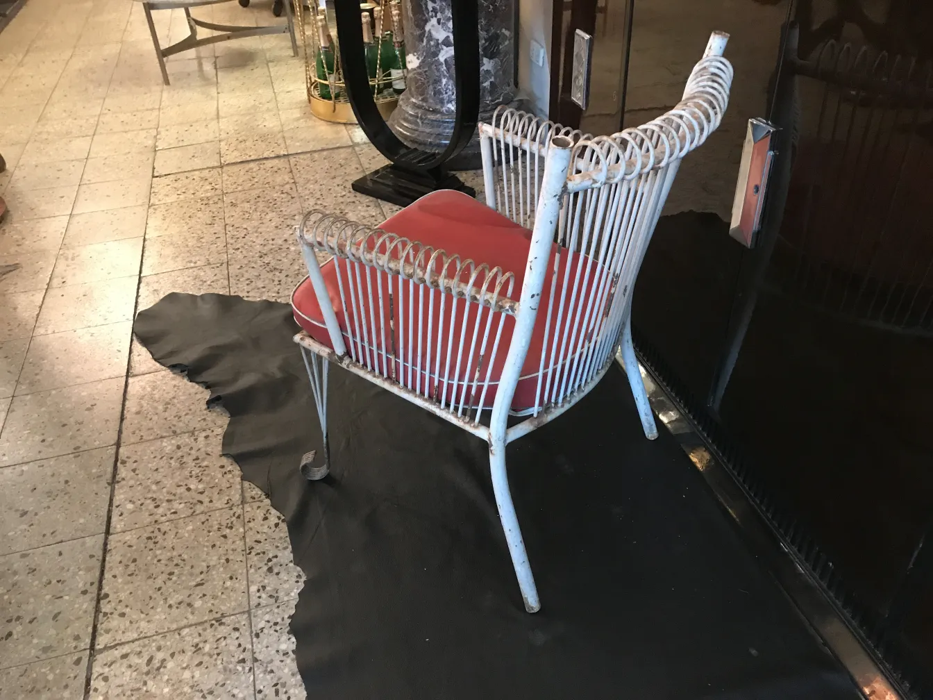 4 sillones de jardin antiguos con tapicería roja y diseño elegante, en un ambiente clásico