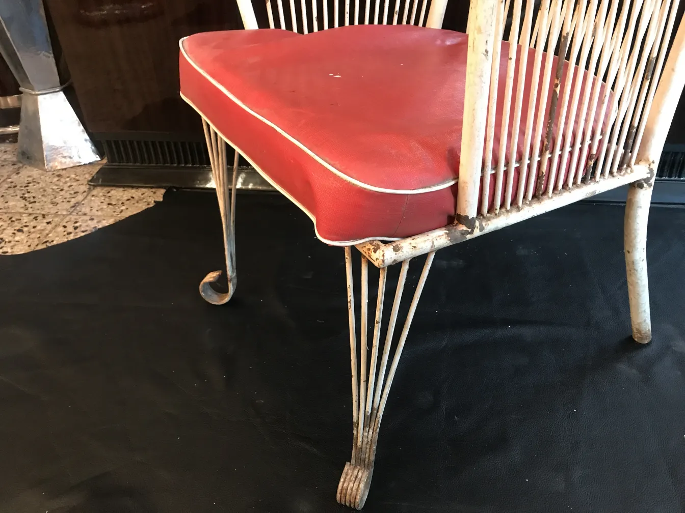 Quatre fauteuils de jardin antiques avec coussins rouges