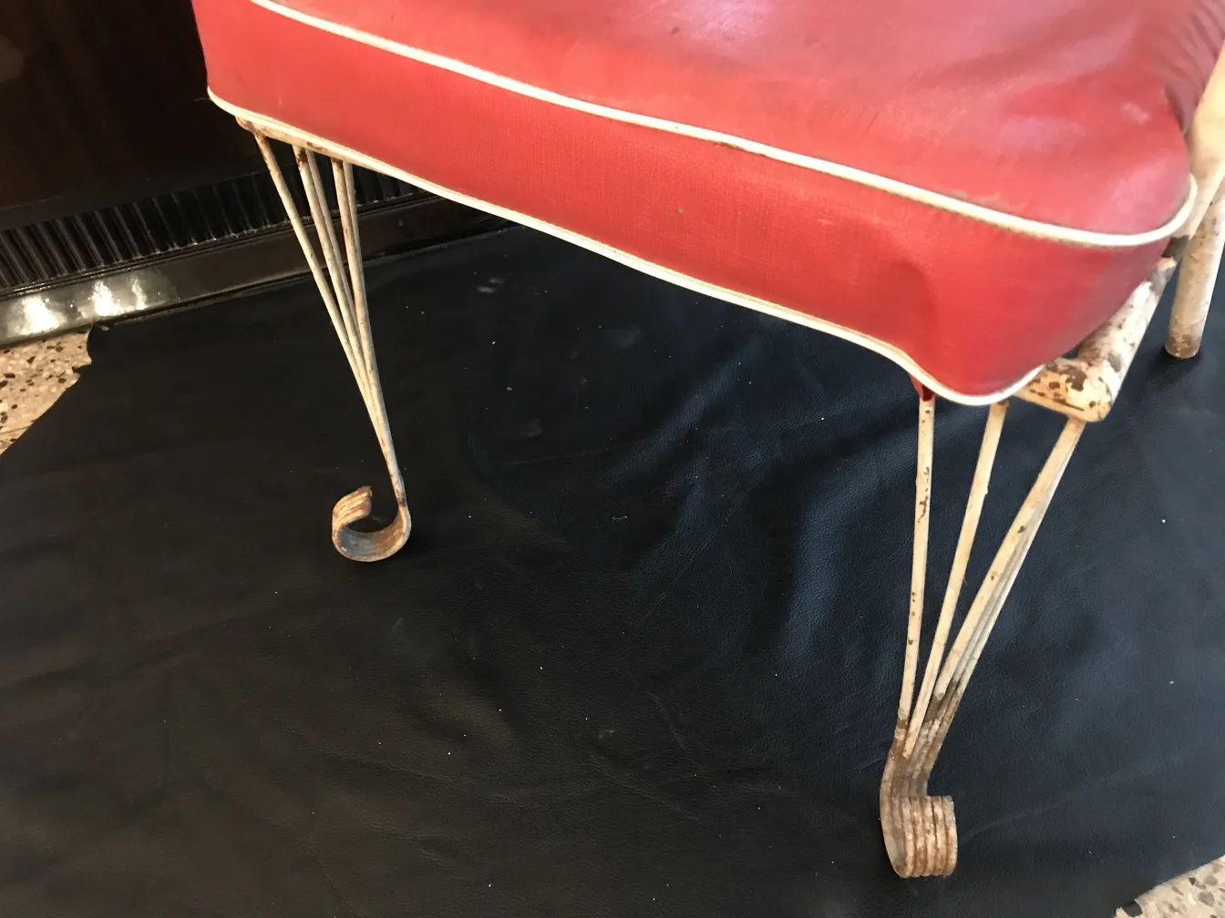 4 sillones de jardín antiguos con un diseño elegante y cojines rojos, en un ambiente acogedor.