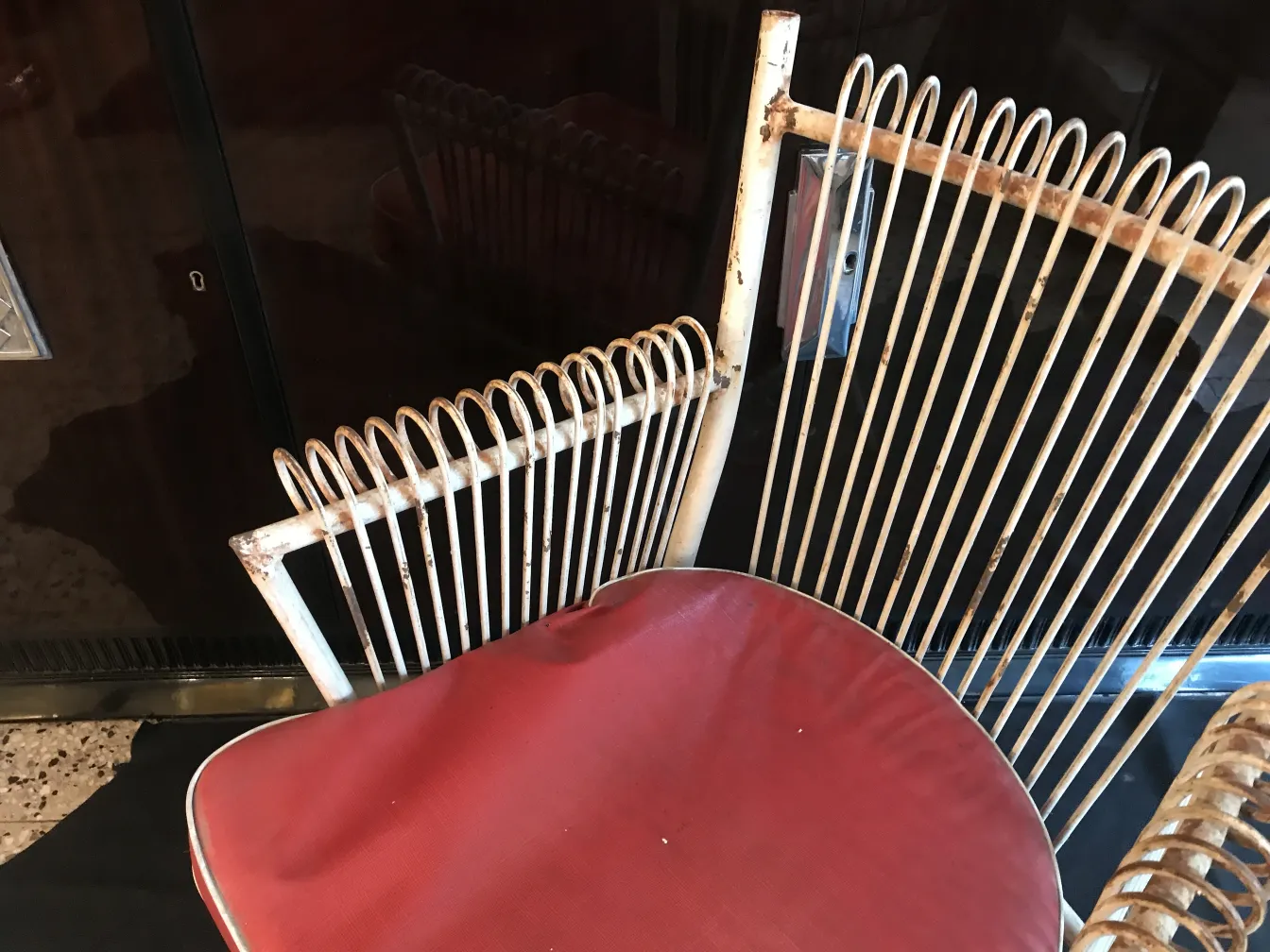 4 sillones de jardín antiguos con color rojo y diseño único, parte de un ambiente acogedor