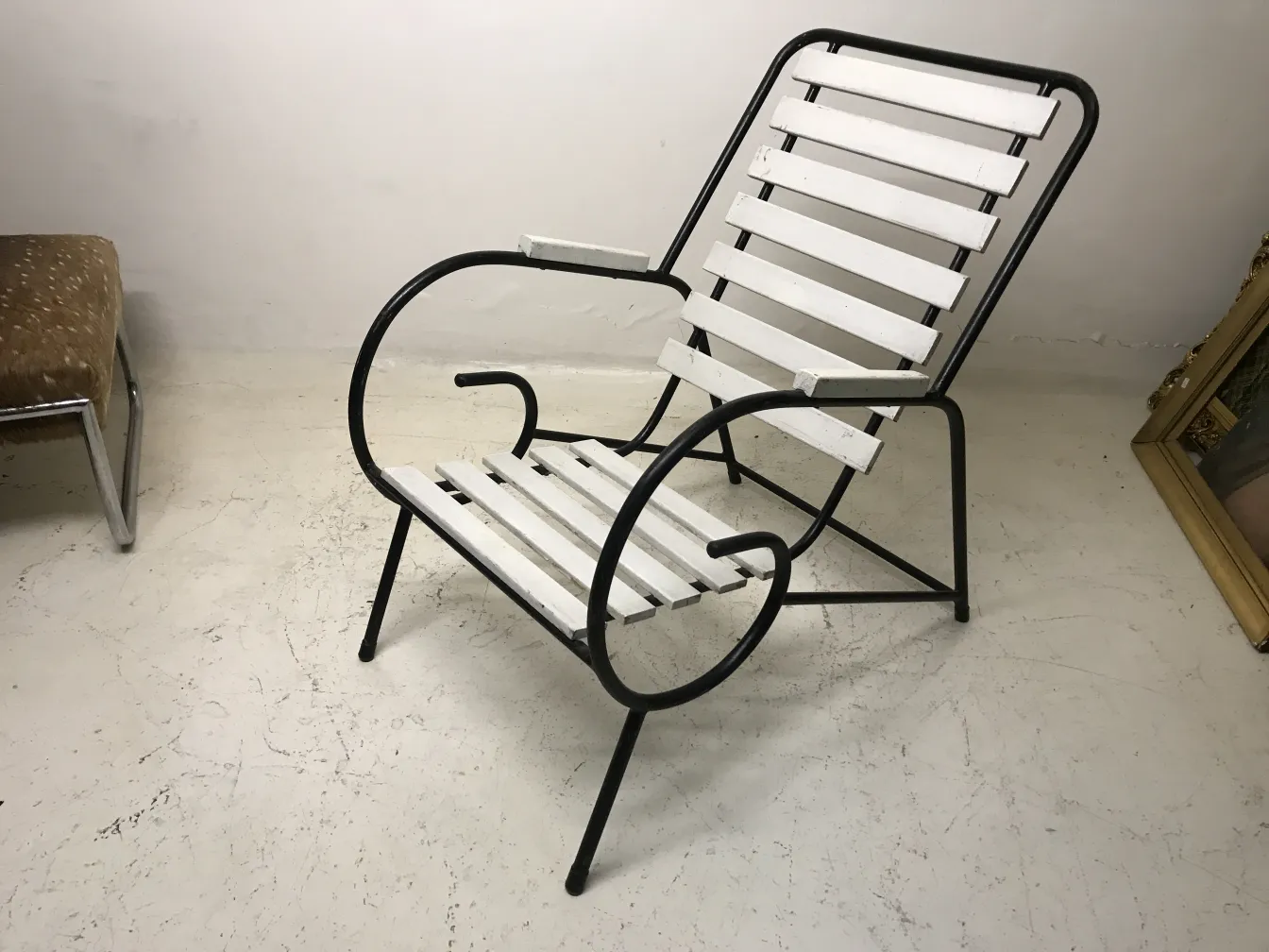 8 fauteuils de jardin anciens dans un cadre confortable