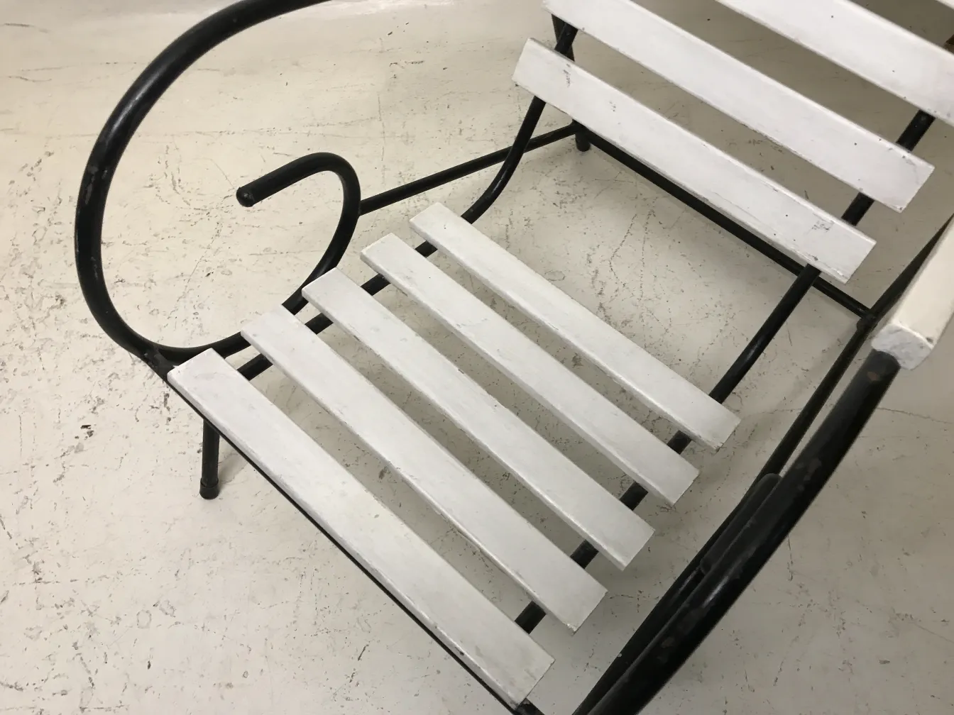 Vista de 8 sillones de jardín antiguos con diseño clásico