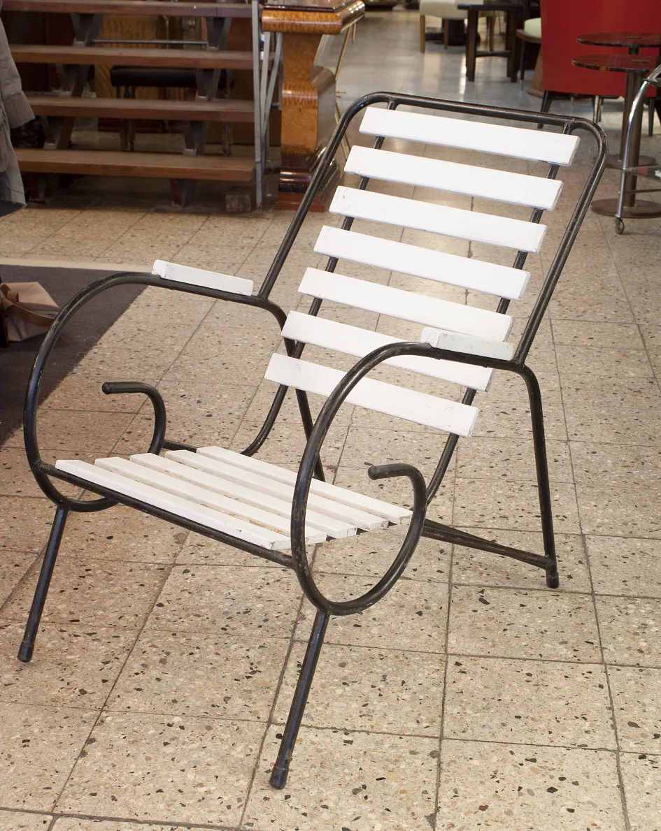 8 poltronas de jardim antigas com um design clássico em um ambiente aconchegante