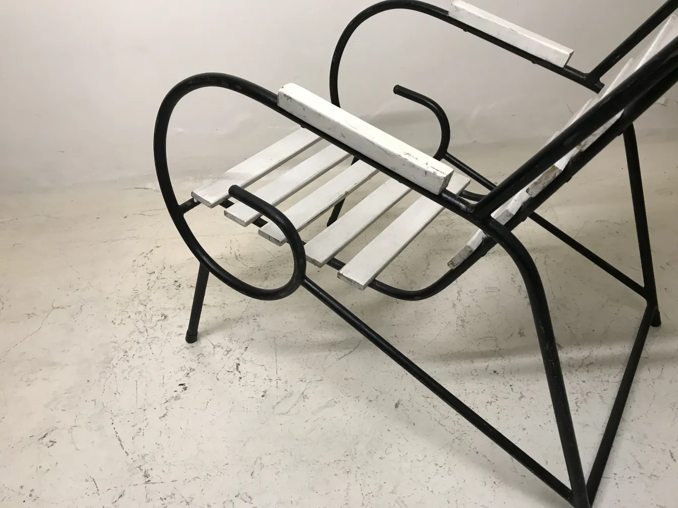 8 كراسي حديقة antiques بإطار أسود وقضبان بيضاء. مثالية للمساحات الخارجية.